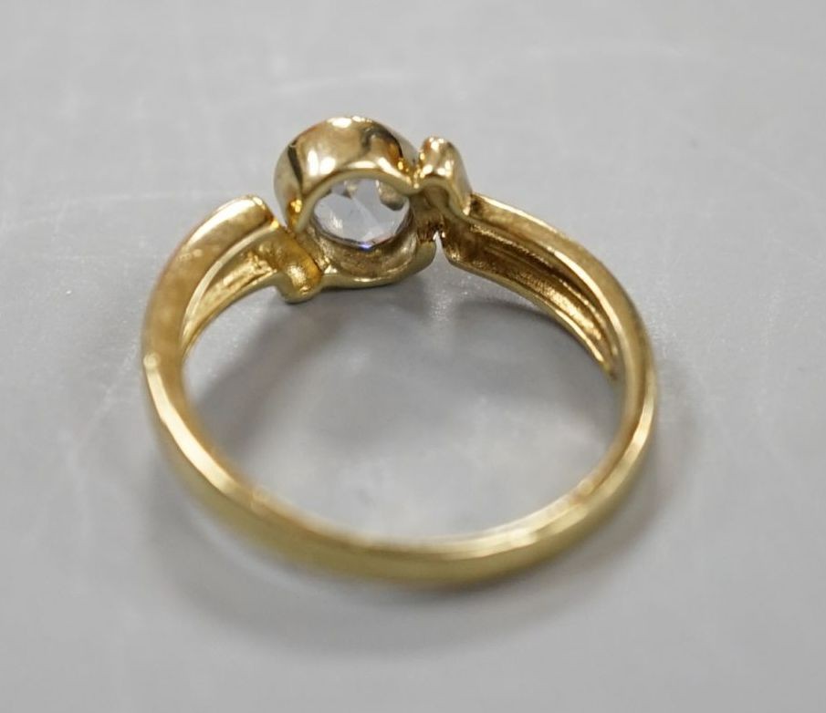 A modern 333 standard yellow metal and paste set ring, size N, gross 2.6 grams.